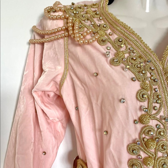 Light pink velvet kaftan with gold embroidery - Picture 4 of 8